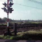 849344 Afbeelding van de AKI bij de spoorwegovergang in de spoorlijn Utrecht-Amersfoort in de Voordorpsedijk bij Utrecht.